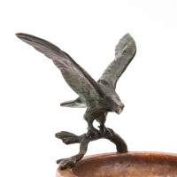 Popielniczka biurowa z figurką orła wzbijającego się do lotu. Mosiądz i kamień w kolorze brunatnym. 